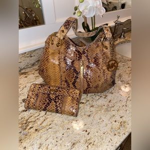 MICHAEL KORS DESIGNER HANDBAG WITH MATCHING WALLET